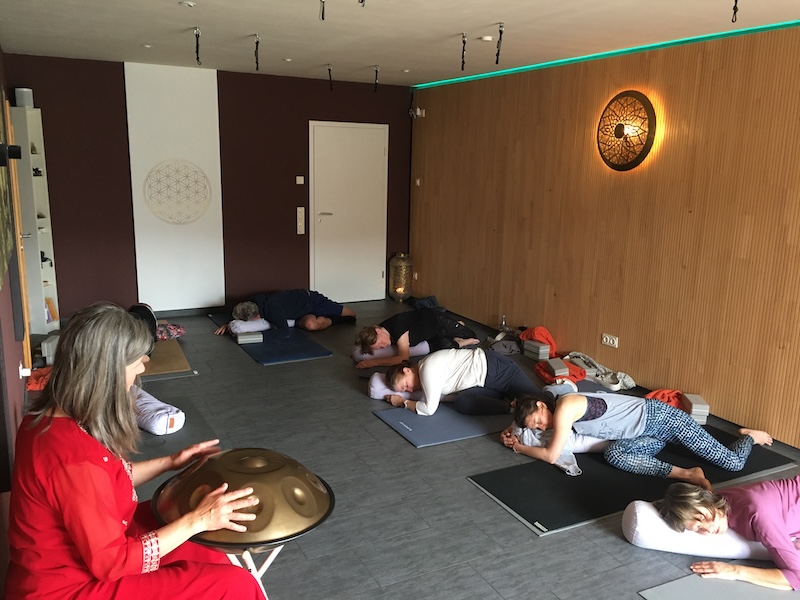 Yin & Klang Yoga im Yogastudio von Stefanie Fleischmann
